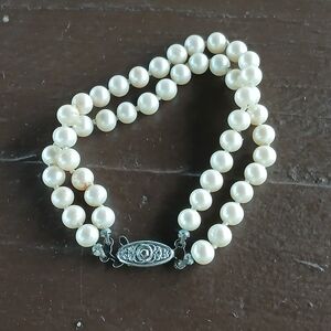 Elegant Pearl Bracelet with Silver Clasp